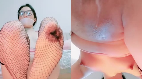 眼镜肥臀痴女高跟网袜淫语挑逗 骑乘假屌爆操无毛嫩穴 手玩小黄瓜撩骚互动