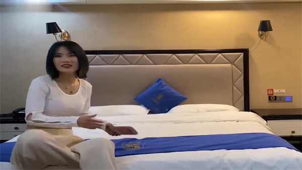 纹身花臂哥酒店约炮兼职美女，缺钱少妇被迫卖身赚钱被操到高潮迭起